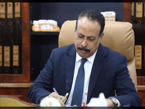 وزير الأشغال يوجه برفع الجاهزية لمواجهة موجة الأمطار في المحافظات اليمنية