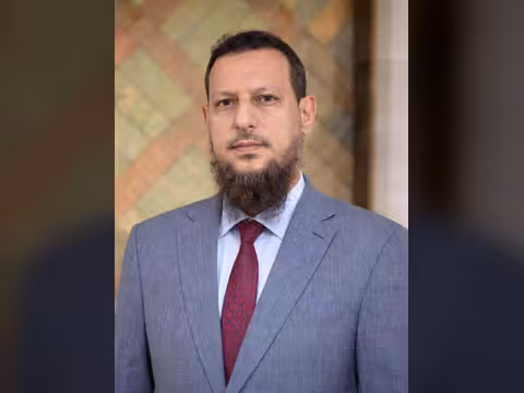 المحافظ عبد الرحمن شيخ يوجّه برفع الجاهزية مع بدء هطول الأمطار على العاصمة عدن