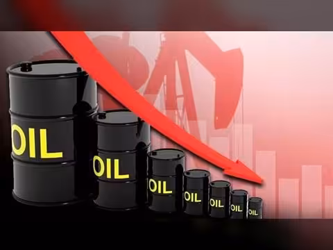 النفط يتراجع 11% عند التسوية بعد تقارير حول محادثات بين أمريكا وإيران