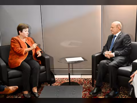 رئيس مجلس القيادة الرئاسي يلتقي المديرة العامة لصندوق النقد الدولي