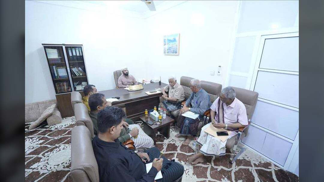 محافظ أبين يناقش مع مدير الصناعة والتجارة والشركة اليمنية للغاز سبل تحسين التموين واستقرار الأسواق