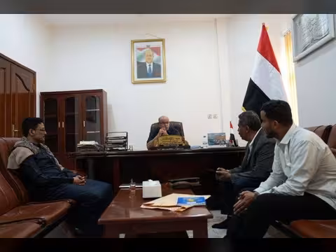 الخنبشي يطلع على سير العمل في جمارك الوديعة ويشدّد على استقرار الإمدادات النفطية بحضرموت