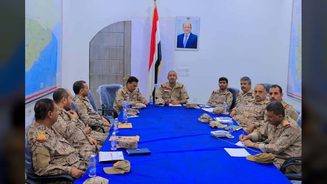 رئيس هيئة الأركان يترأس اجتماعا موسعا لقادة الهيئات والمناطق العسكرية