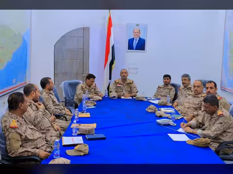 رئيس هيئة الأركان يترأس اجتماعا موسعا لقادة الهيئات والمناطق العسكرية