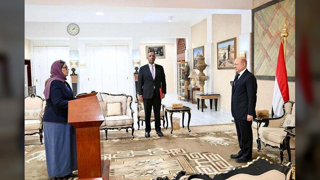 سفيرة اليمن لدى الولايات المتحدة تؤدي اليمين الدستورية امام رئيس مجلس القيادة الرئاسي