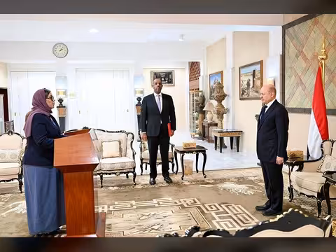 سفيرة اليمن لدى الولايات المتحدة تؤدي اليمين الدستورية امام رئيس مجلس القيادة الرئاسي