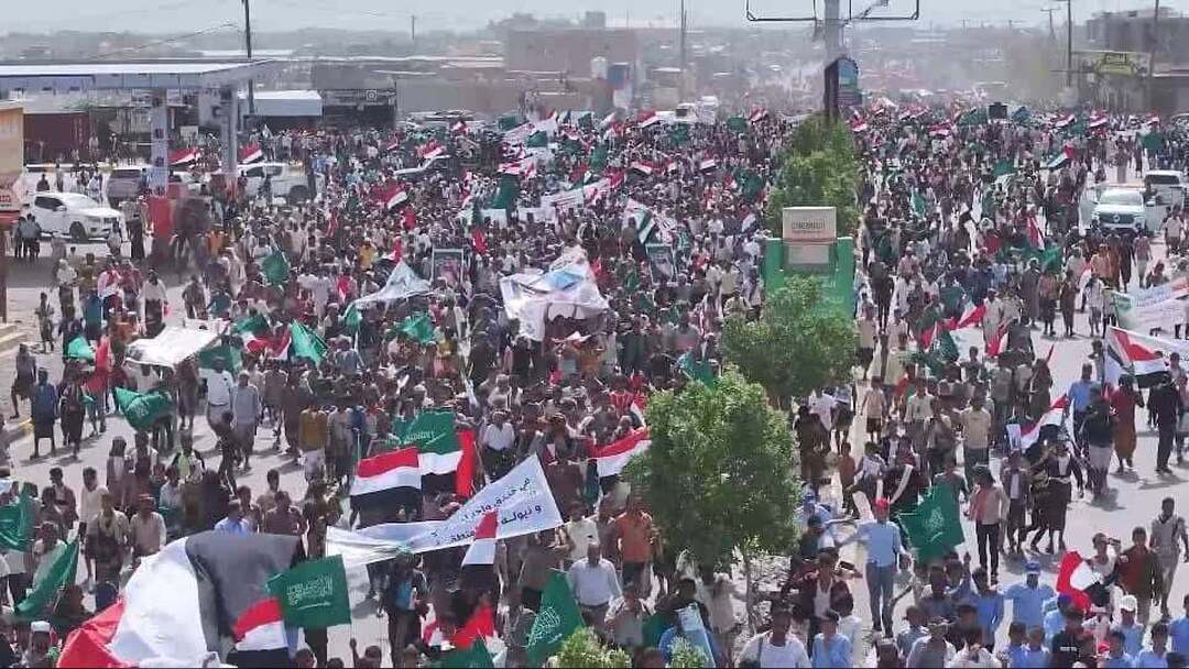 تظاهرة جماهيرية حاشدة في المخا تندد بالاعتداءات الإيرانية على دول الخليج العربي