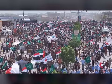 تظاهرة جماهيرية حاشدة في المخا تندد بالاعتداءات الإيرانية على دول الخليج العربي