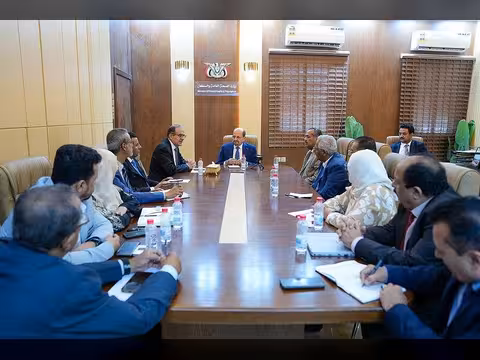 رئيس الوزراء يزور وزارة الصحة العامة والسكان ويؤكد دعم الحكومة لتطوير القطاع الصحي