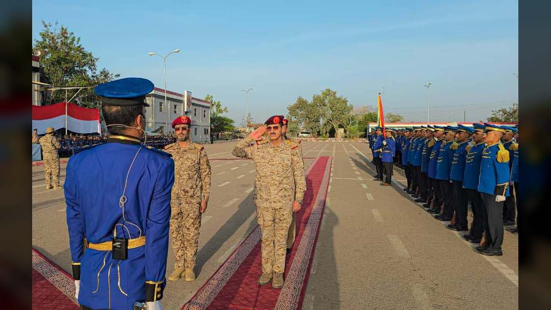 وزير الدفاع يتفقد سير العملية التعليمية في كلية الطيران والدفاع الجوي بمأرب