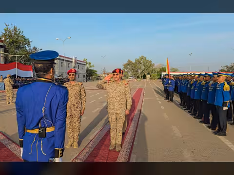 وزير الدفاع يتفقد سير العملية التعليمية في كلية الطيران والدفاع الجوي بمأرب