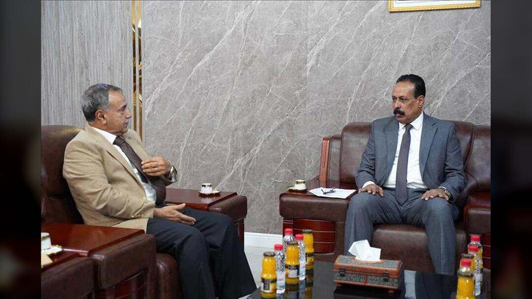 وزير الأشغال العامة يناقش مع رئيس جامعة عدن تعزيز الشراكة وتطوير البنية التحتية