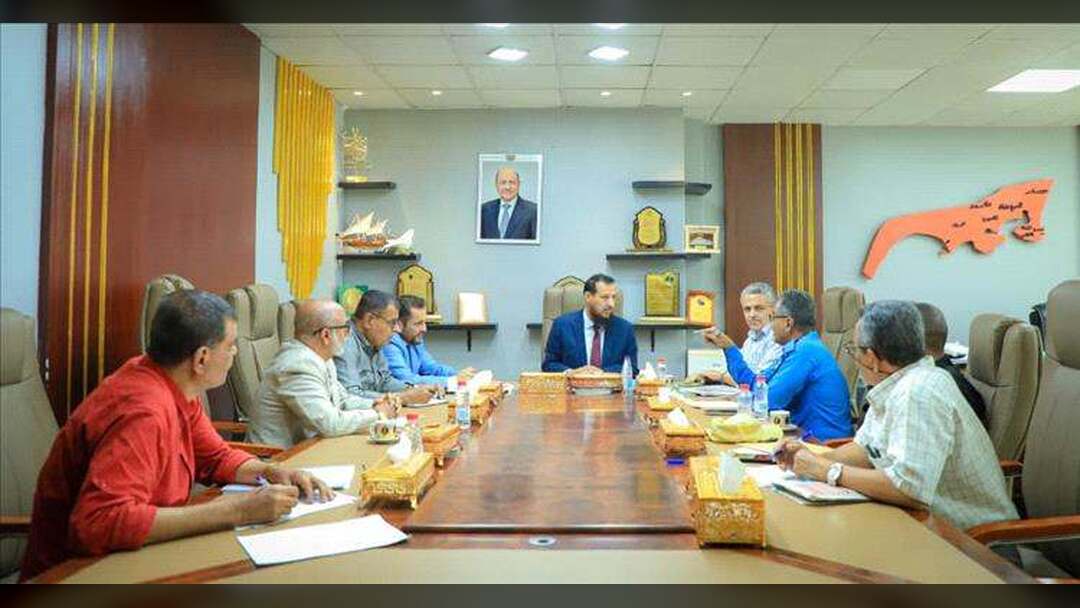 محافظ عدن يناقش مع الأشغال وشرطة السير تطوير العمل ومعالجة إشكاليات الطرق