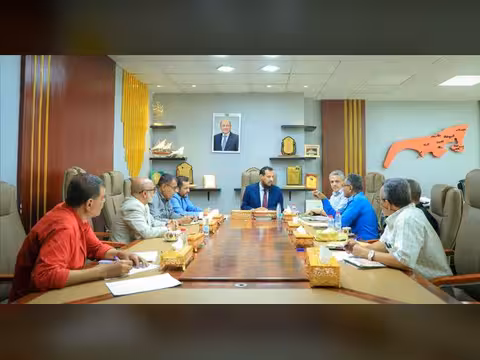 محافظ عدن يناقش مع الأشغال وشرطة السير تطوير العمل ومعالجة إشكاليات الطرق