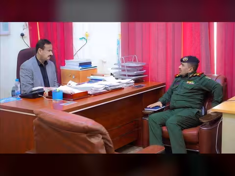 محافظ شبوة يطلع من مدير عام شرطة المحافظة على مستوى تنفيذ الحملة الأمنية لمنع حمل السلاح ويؤكد على مضاعفة الجهود لتعزيز الاستقرار