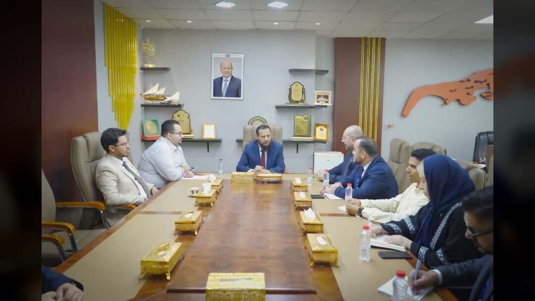 محافظ عدن يبحث مع وفد المنظمة الدولية للهجرة تسريع برامج العودة الطوعية للمهاجرين غير الشرعيين