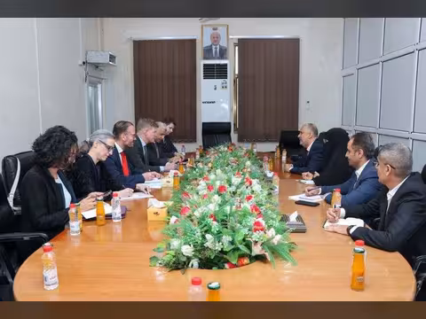 وزير المالية يبحث في عدن مع المبعوث الأممي تحديات الوضع الاقتصادي