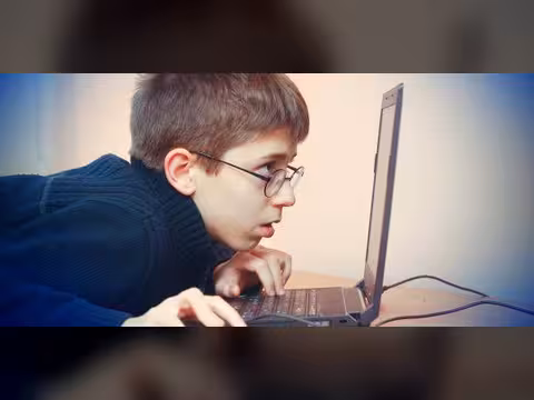 اليونان ستحظر استخدام وسائل التواصل الاجتماعي قبل سن 15 عاما