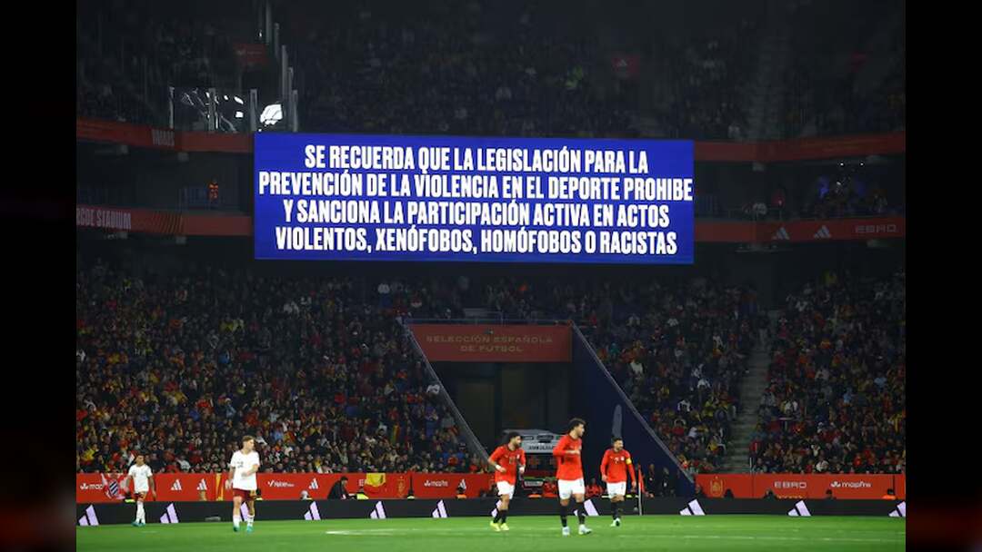 الفيفا يتدخل بعد هتافات معادية للإسلام في مباراة إسبانيا ومصر