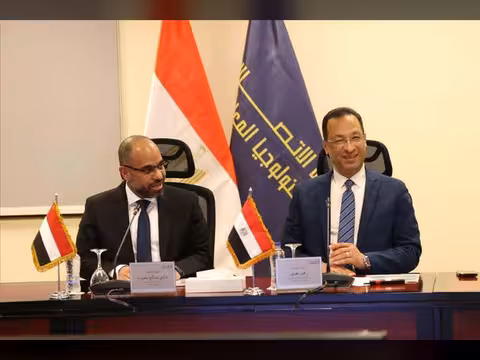 وزير الإتصالات يبحث مع نظيره المصري تعزيز التعاون المشترك