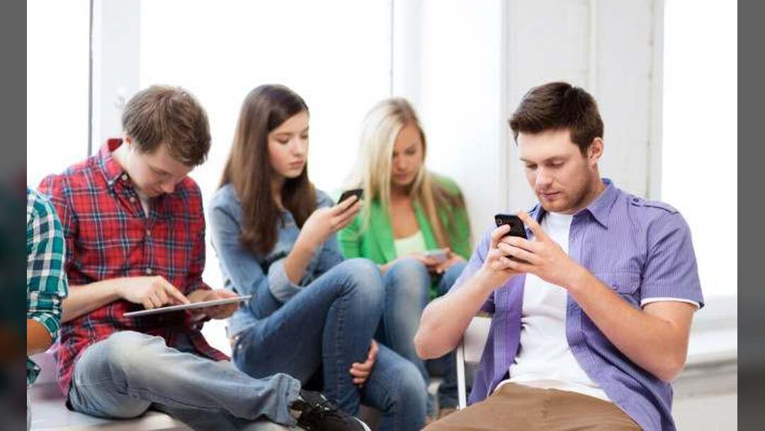 تحوُّل الذكاء الاصطناعي إلى شريك عاطفي يهدد روابط الأسرة