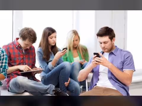 تحوُّل الذكاء الاصطناعي إلى شريك عاطفي يهدد روابط الأسرة