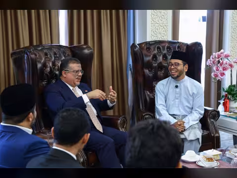 السفير باحميد يبحث مع وزير الشؤون الدينية الماليزي تعزيز العلاقات الثنائية