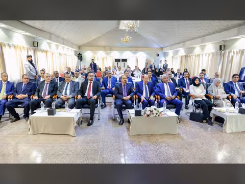 رئيس الوزراء وعدد من أعضاء الحكومة يشاركون في افتتاح  ورشة عمل لمكافحة الفساد بعدن