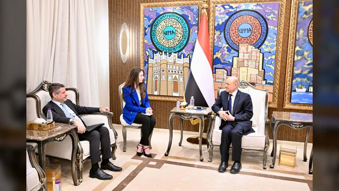 رئيس مجلس القيادة يؤكد اهمية البناء على ردع النظام الإيراني لإنهاء تهديد مليشياته في المنطقة