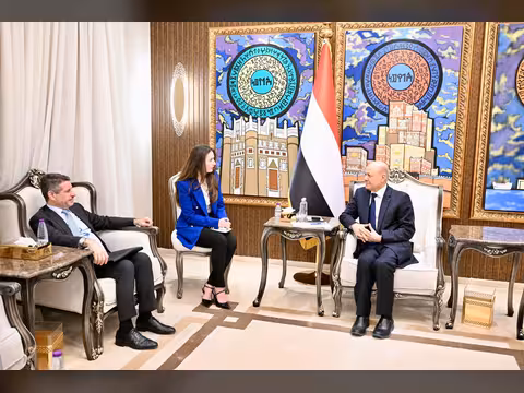 رئيس مجلس القيادة يؤكد اهمية البناء على ردع النظام الإيراني لإنهاء تهديد مليشياته في المنطقة