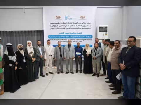 وزير الصحة يدشن توزيع ست شحنات دوائية للمحافظات المحررة ويبحث مع "بيورهاندز" توسيع التدخلات