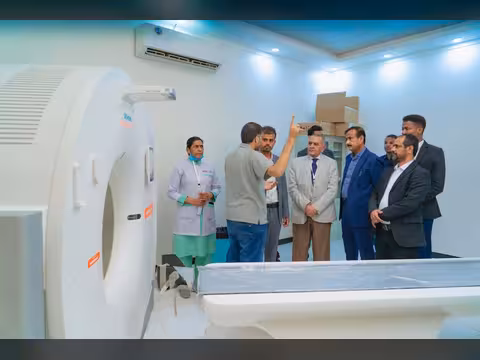 محافظ شبوة يدشن عمل وحدتي الرنين المغناطيسي والأشعة المقطعية بمستشفى شبوة