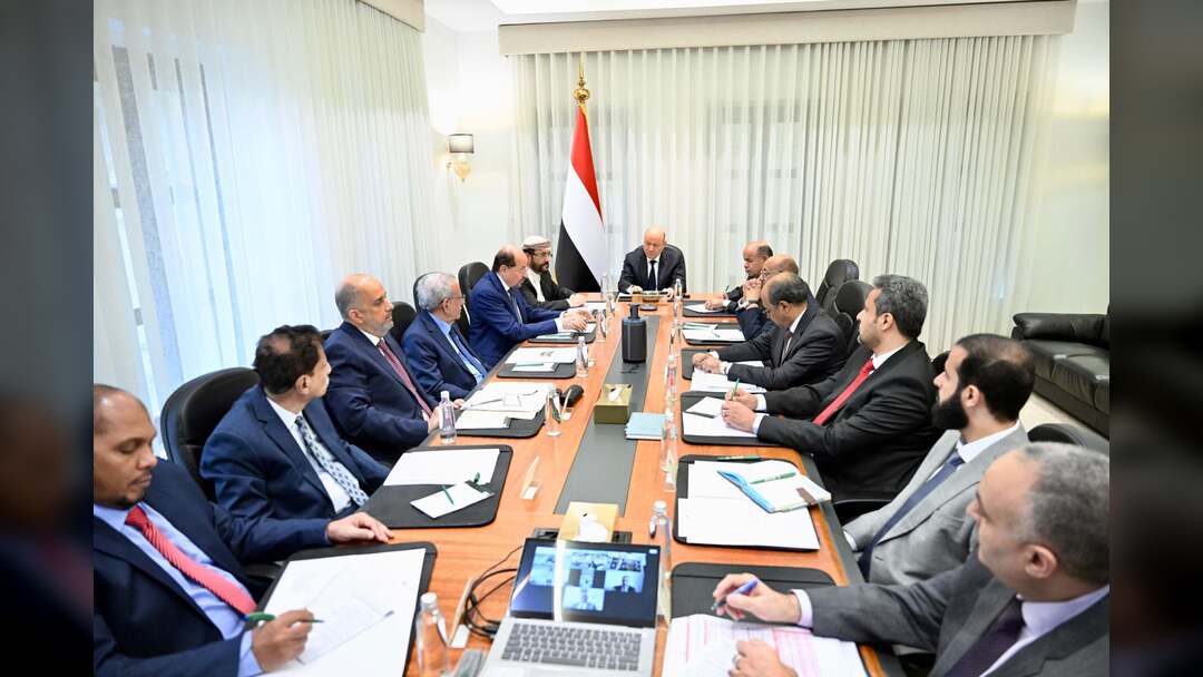 رئيس مجلس القيادة يعقد اجتماعا مصغرا للحكومة والسلطات المحلية