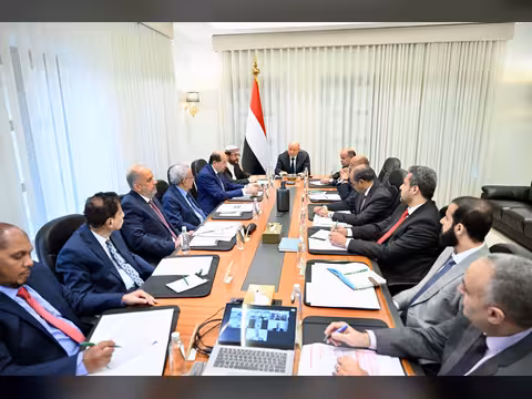 رئيس مجلس القيادة يعقد اجتماعا مصغرا للحكومة والسلطات المحلية