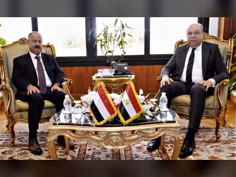 وزير النقل يبحث مع وزير الطيران المدني المصري تعزيز التعاون في قطاع الطيران والملاحة الجوية