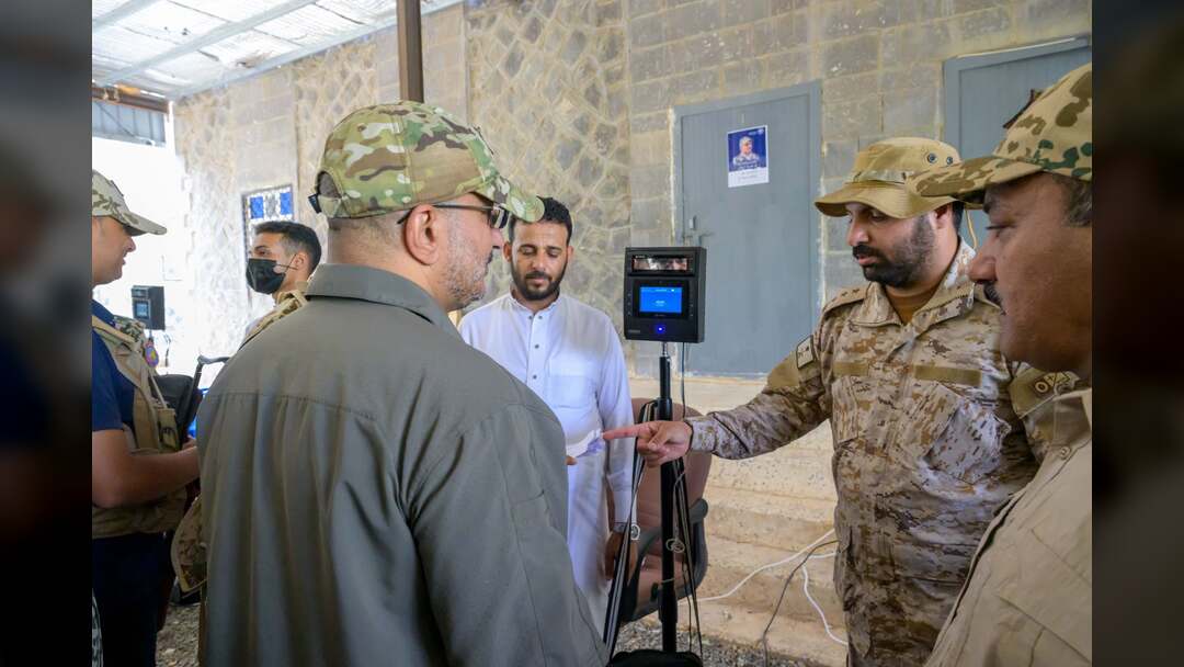 عضو مجلس القيادة طارق صالح يطلع على سير عمل لجنة البصمة الحيوية