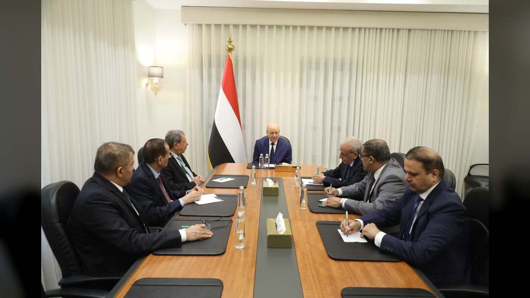 رئيس مجلس القيادة يشيد بالتكامل البناء بين القضاء وسلطة انفاذ القانون في ردع المخططات الارهابية