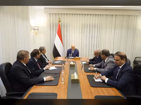رئيس مجلس القيادة يشيد بالتكامل البناء بين القضاء وسلطة انفاذ القانون في ردع المخططات الارهابية