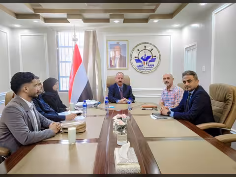 وزير النقل يبحث مع شركة (فالار) الأمريكية آليات تطوير أمن الطيران وتأهيل الكوادر الوطنية