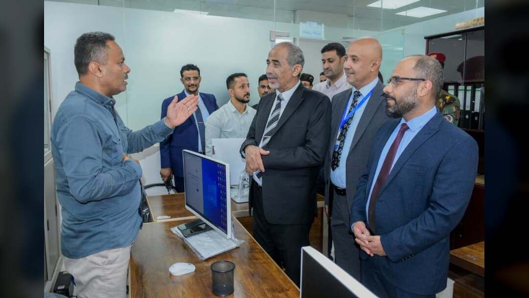 عضو مجلس القيادة الرئاسي محمود الصبيحي يتفقد سير العمل في وزارة الاتصالات والمؤسسات التابعة لها