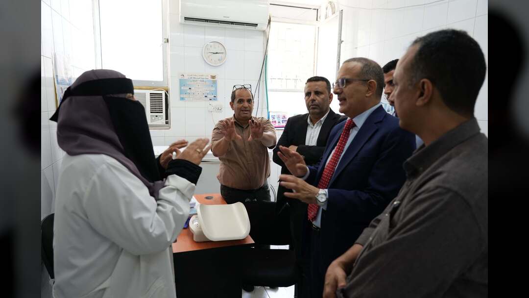 وزير الصحة يطلع على سير العمل في عدد من مرافق الرعاية الصحية الأولية بعدن