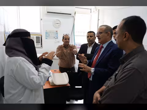 وزير الصحة يطلع على سير العمل في عدد من مرافق الرعاية الصحية الأولية بعدن