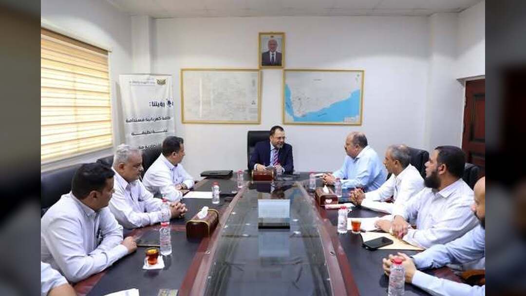 اجتماع برئاسة وزير الكهرباء يناقش معالجة الربط العشوائي وتعزيز التحصيل في عدن