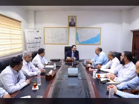 اجتماع برئاسة وزير الكهرباء يناقش معالجة الربط العشوائي وتعزيز التحصيل في عدن