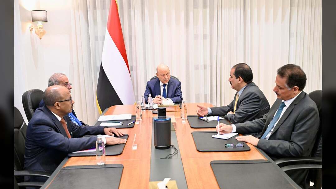 الرئيس العليمي يرأس اجتماعا مصغرا للحكومة