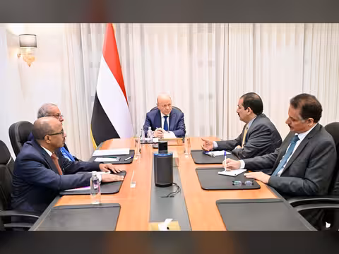 الرئيس العليمي يرأس اجتماعا مصغرا للحكومة