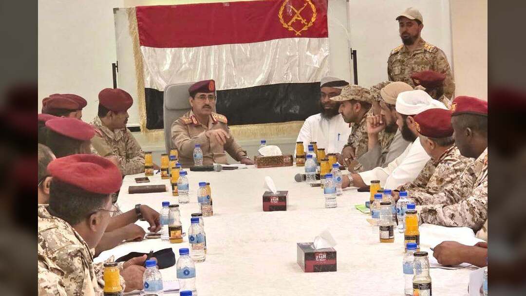 وزير الدفاع يعقد اجتماعاً موسعاً بقيادة المنطقة الأولى ويشدد على رفع اليقظة والجاهزية