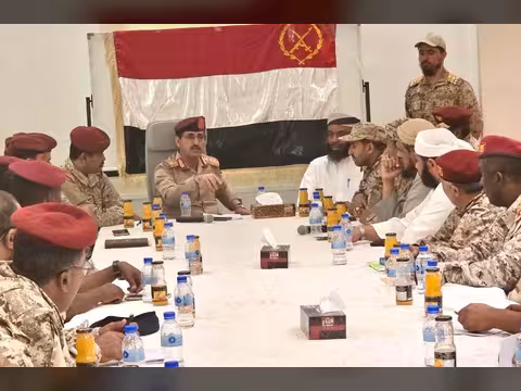 وزير الدفاع يعقد اجتماعاً موسعاً بقيادة المنطقة الأولى ويشدد على رفع اليقظة والجاهزية