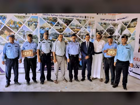 مدير مكتب النقل بمحافظة مأرب يكرّم فرع مدير شرطة السير بمحافظة مأرب  وعدداً من رجال المرور تقديراً لجهودهم في تنظيم الحركة المرورية