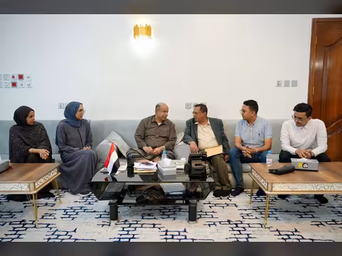 المحافظ الخنبشي يطلع على سير العمل في صندوق دعم الشباب والتحضيرات الخاصة بإقامة القمة الثقافية اليمنية